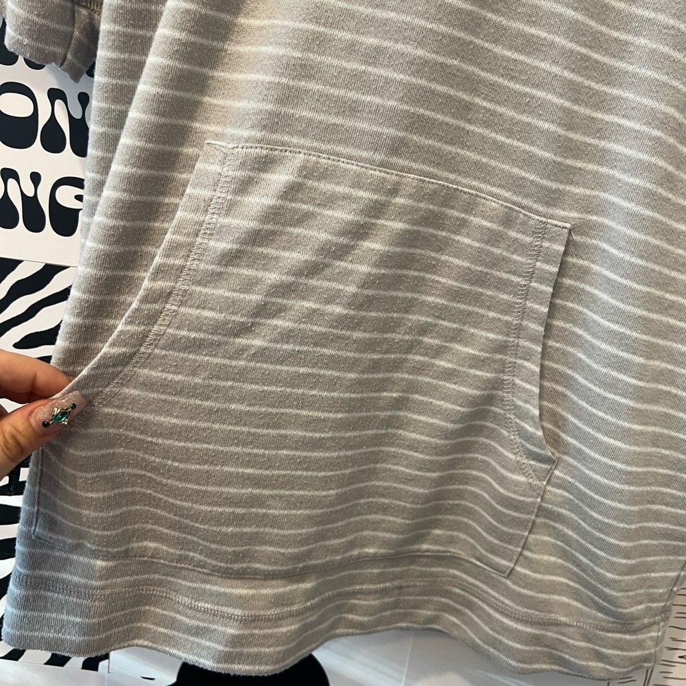 🩶Gray/White Striped Pocket Hoodie🩶 - Picture 4 of 6